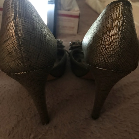 BEAUTIFUL STUDDED HEELS  - Picture 2 of 7